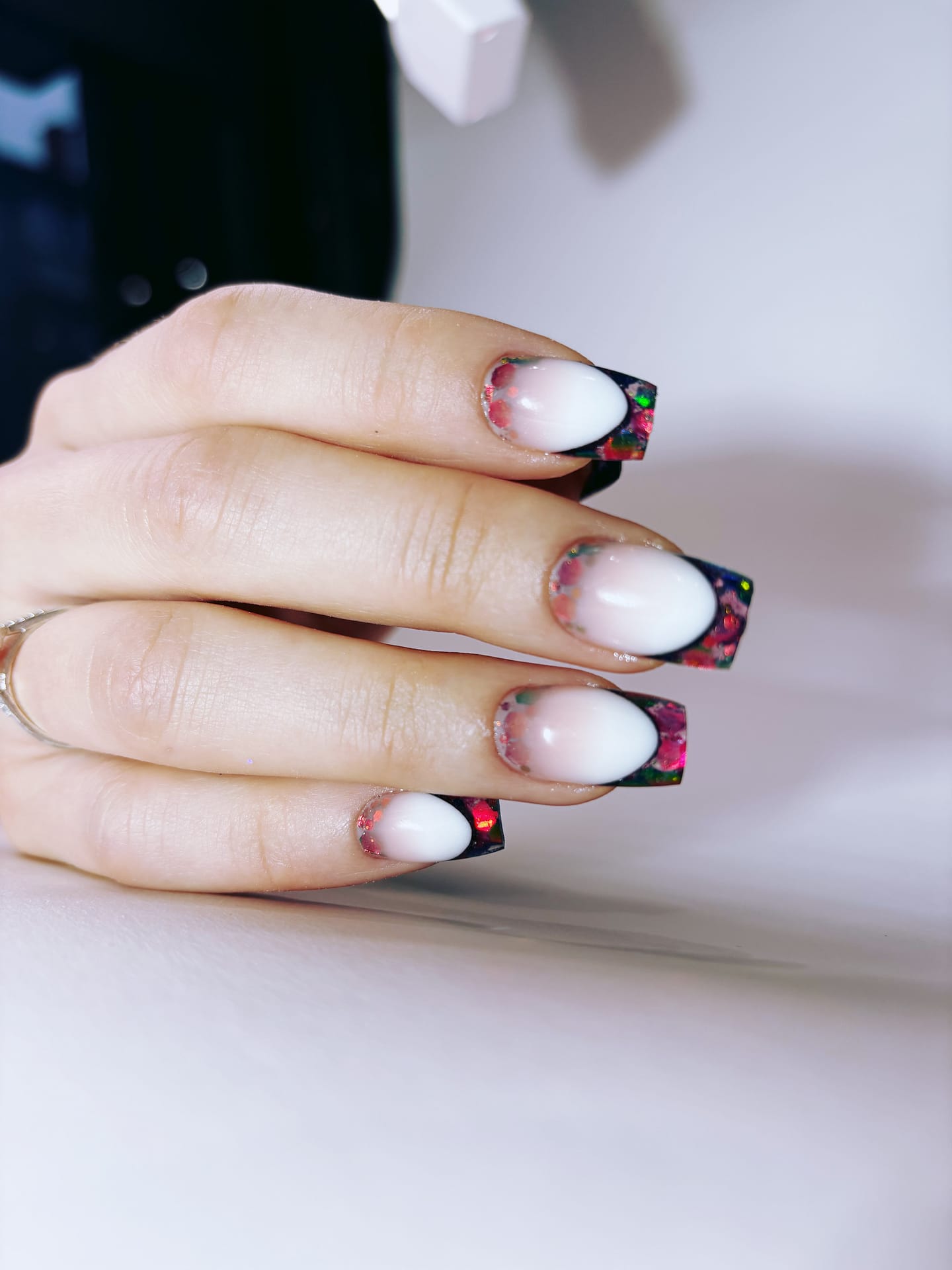 Вграден френски маникюр с холографски дизайн – премиум изпълнение в Luxury Nails by Desislava Gancheva